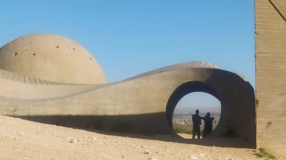 בטון אור ורוח באנדרטת חטיבת הנגב