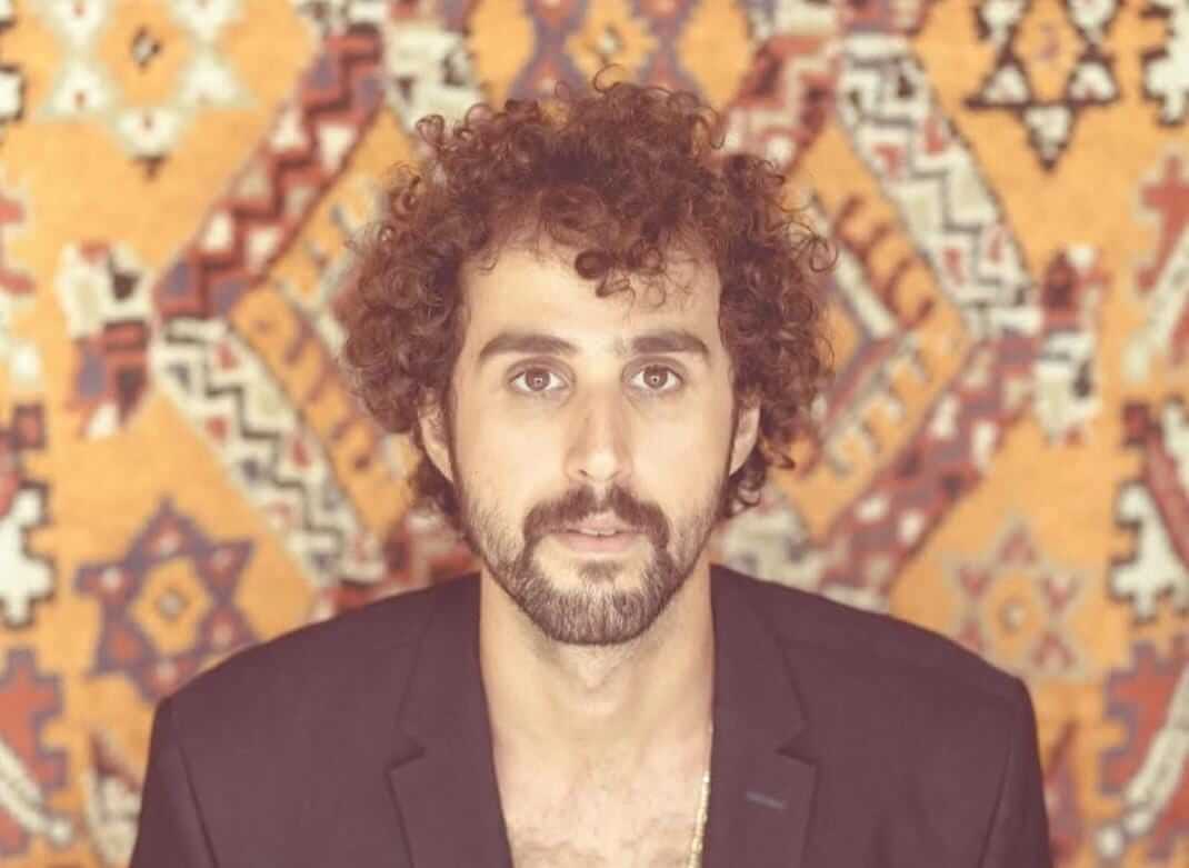 אמיר ישראל מגיע  לגלריית סול